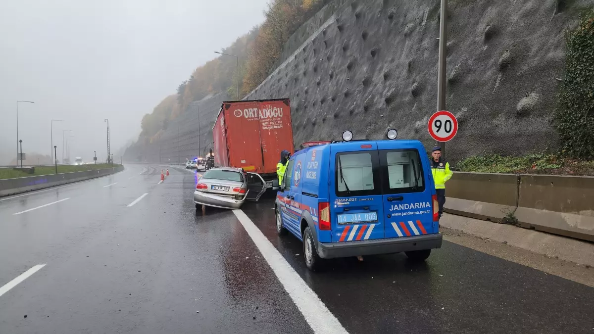 Düzce’de TIR’a Arkadan Çarpan Otomobilde Kaza: Bir Ölü, Üç Yaralı