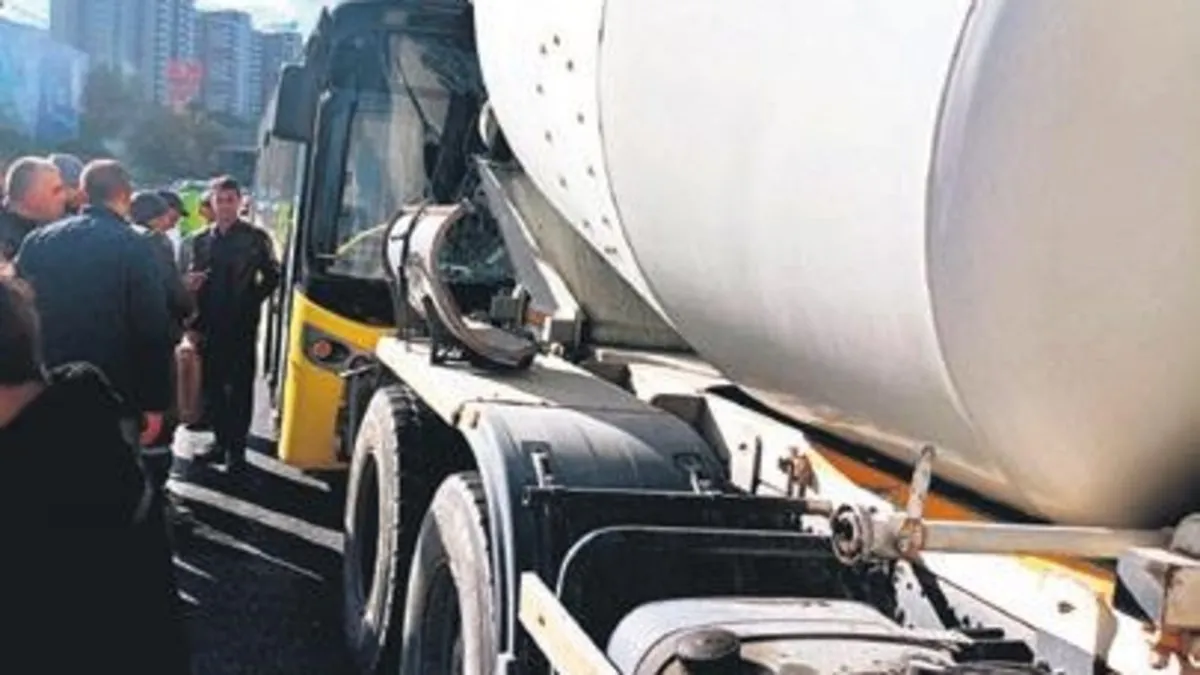 İETT otobüsü beton mikserine çarptı