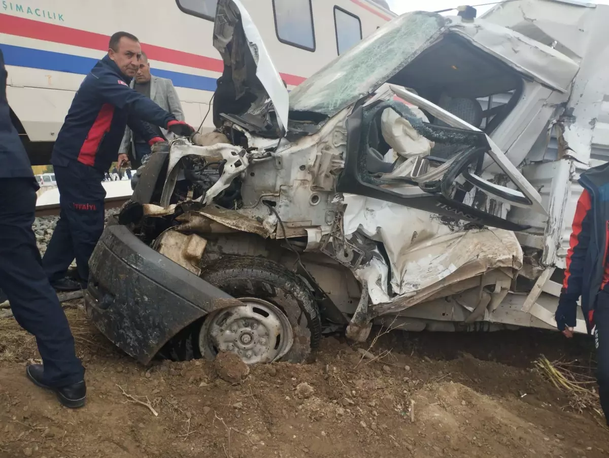 Muş’ta Tren Kazası: Sürücü Hayatını Kaybetti, Bir Kişi Yaralandı