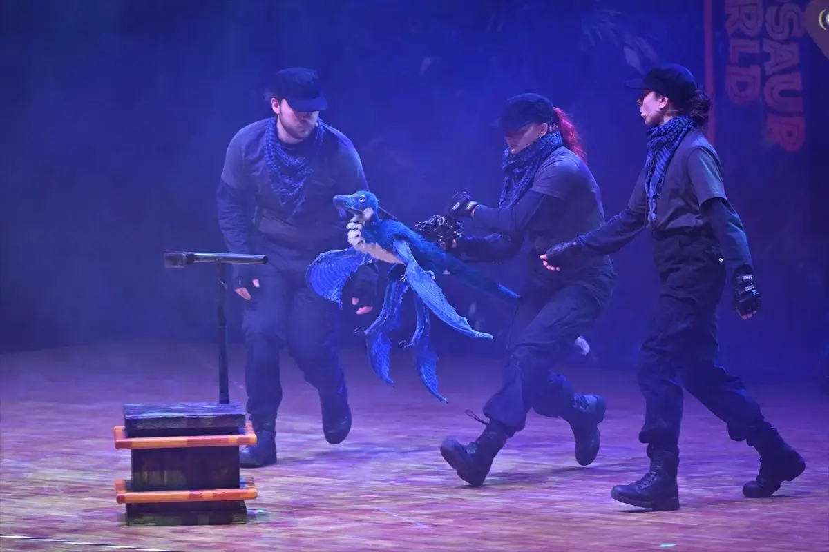 Dinozorlar Ankara’da Tiyatroseverlerle Buluştu