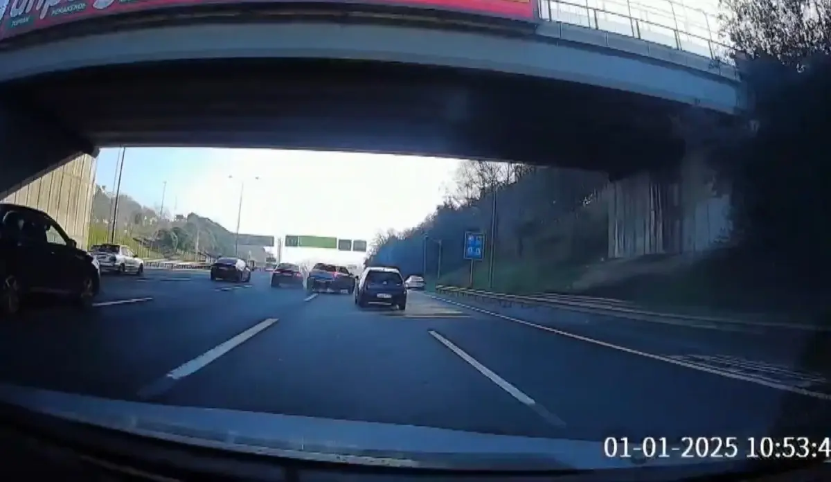 Sarıyer TEM Otoyolu’nda Zincirleme Kaza: 3 Araç Maddi Hasar Aldı