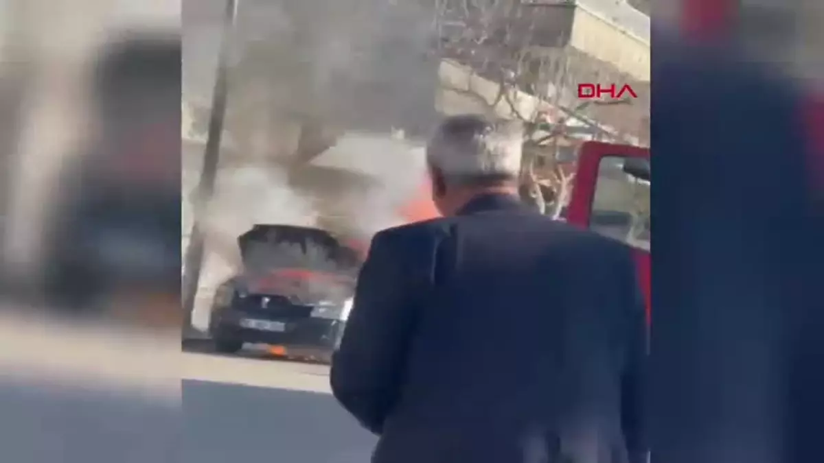 Sırasında Alev Alan Hafif Ticari Araç Kullanılamaz Hale Geldi